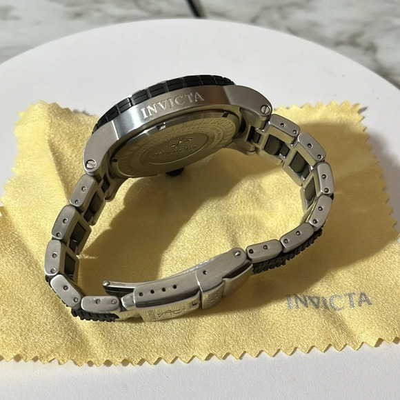 INVICTA RESERVE STAINLESS STEEL CRONO DIAL WATCH WITH BLACK RUBBER INSERTS RARE - Picture 6 of 10